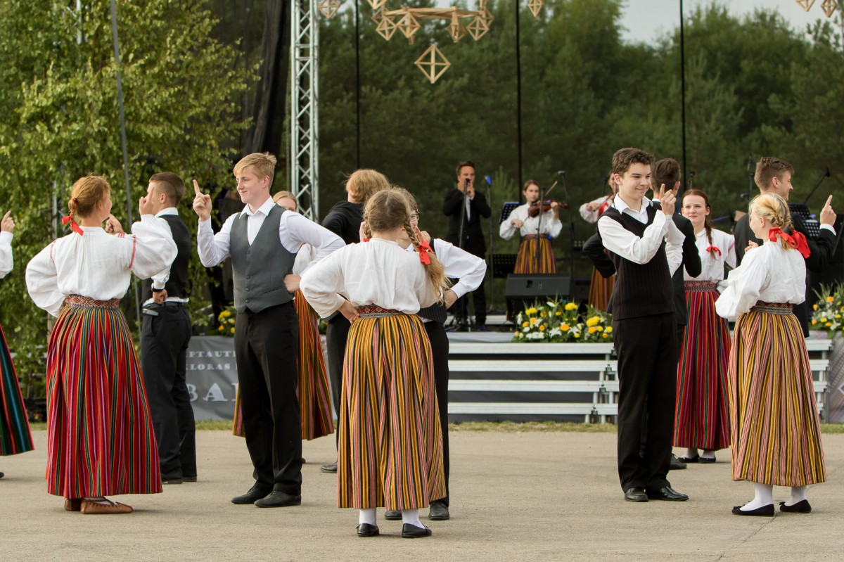 Folklooriklubi Maatasa tantsimas Äksi rahva moodi Mulgi polkat folkloorifestivali „Baltica" peakontserdil Rezekne maakonnas 18. juulil 2015. aastal. Foto: Reinis Oliņš.