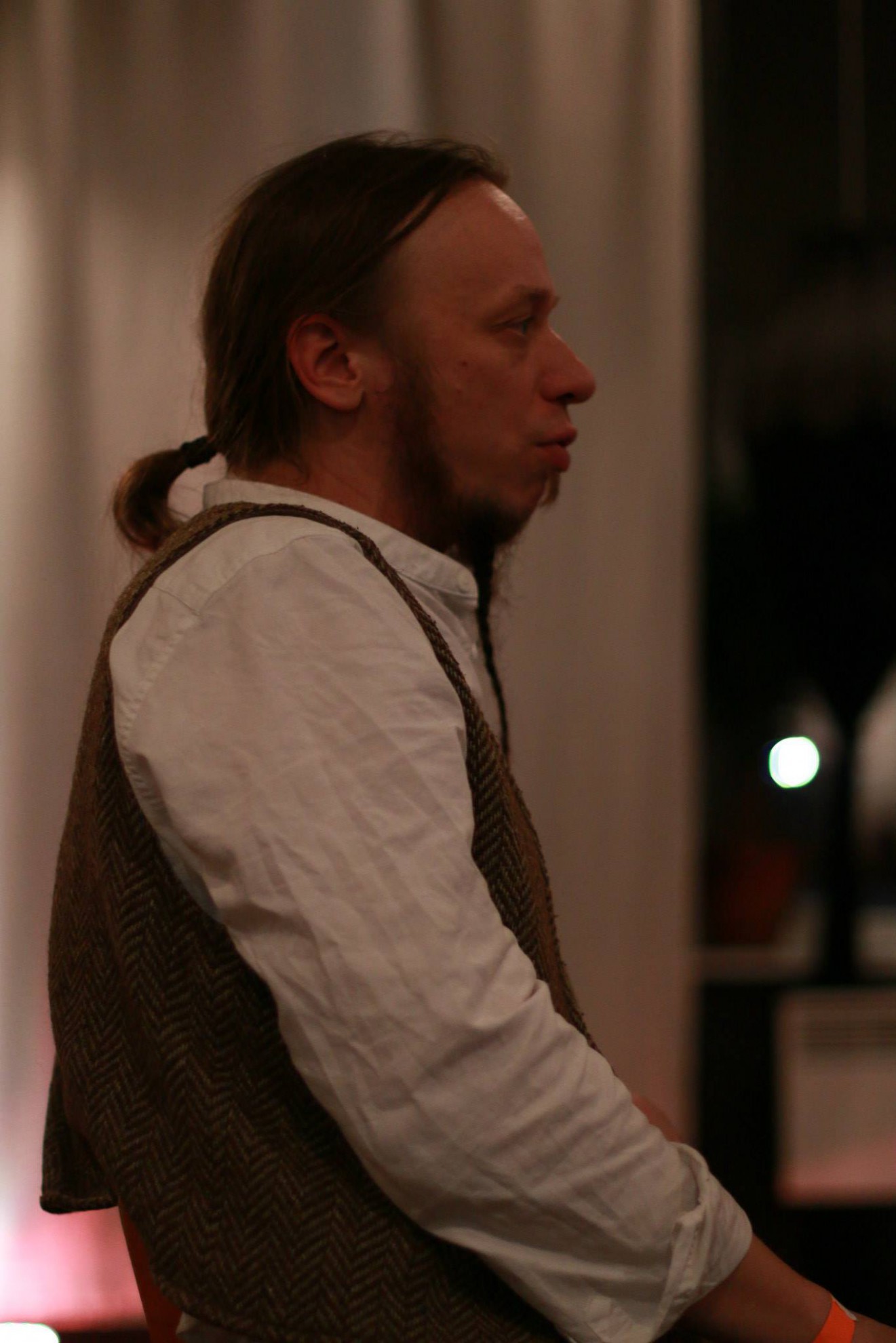 Lauri Õunapuu tantsuks laulmas traditsioonilise tantsu festivalil „Sabatants“ 2. mail 2015. aastal. Foto: Aivo Põlluäär